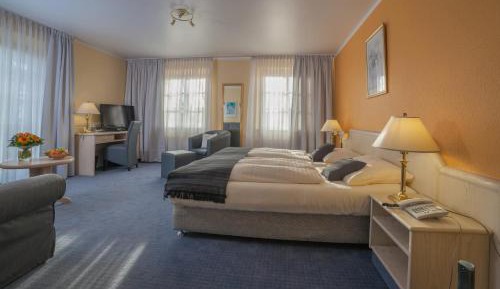 Deluxe Double Room (2 Adults + 1 Child)