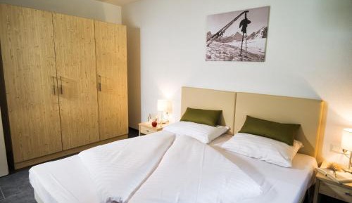 Three-Bedroom Apartment with Terrace and Mountain View