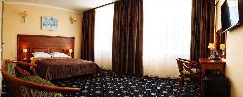 Queen Suite with Pool View