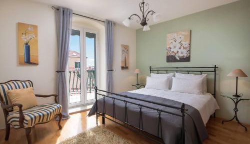 One-Bedroom Apartment with Balcony
