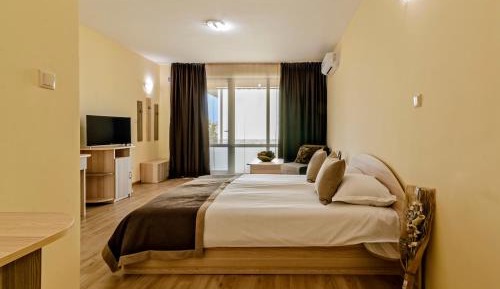 Deluxe Double Room (2 Adults + 1 Child)