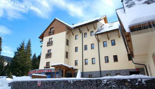 Apartment with Mountain View
