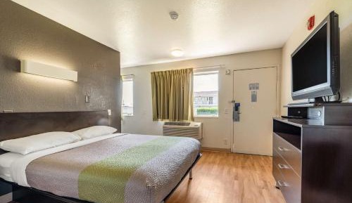 Deluxe Queen Room - Non-Smoking