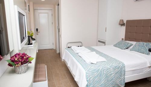 Double or Twin Room with Partial Sea View