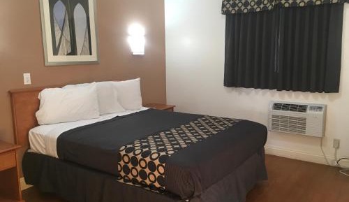 Two-Bedroom Queen Suite
