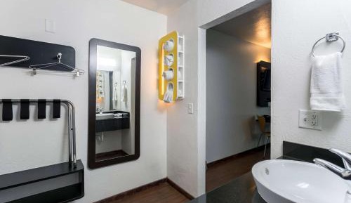 Standard Queen Room - Non-Smoking