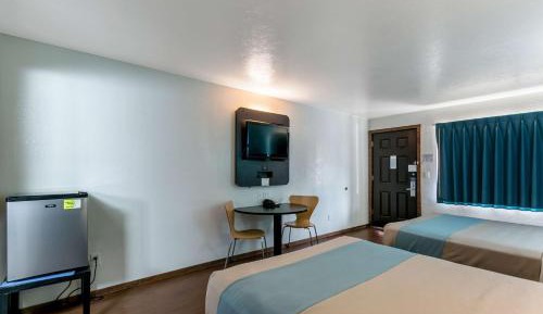 Deluxe Queen Room with Two Queen Beds - Non-Smoking