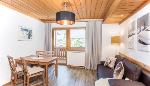 Apartment with Mountain View