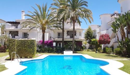 Apartment with Pool View 
