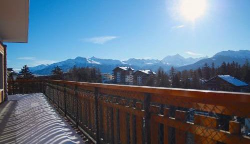 Apartment with Mountain View