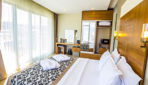 Two-Bedroom Apartment with Balcony and City View 