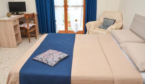 Single Room with Shared Bathroom