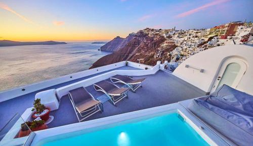 Three-bedroom villa with 2 private hot tubs and Caldera View terraces