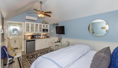 Deluxe Queen Suite