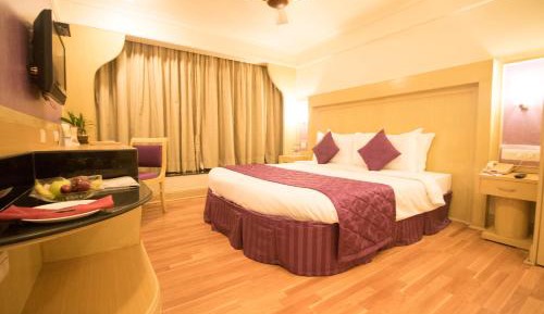 Deluxe Room with King and Twin Bed