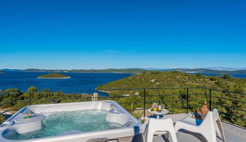 Villa with Roof Jacuzzi and Sea View