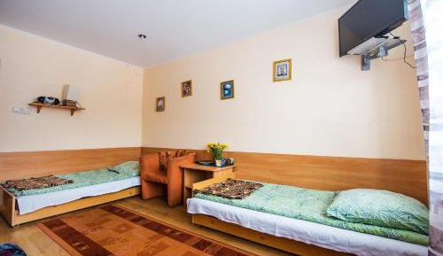 Triple Room with Private Bathroom vis-s-vis door
