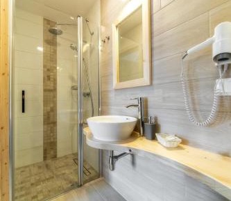 One-Bedroom Deluxe Apartment with Balcony and Kitchenette