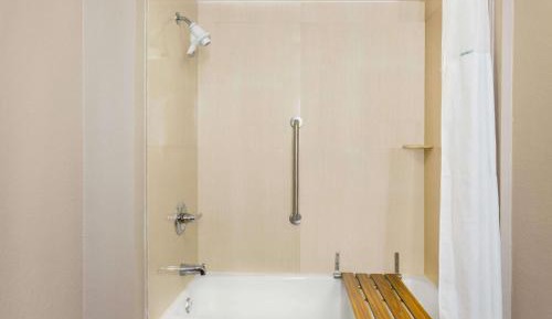 Queen Room with One Queen Bed - Exterior Entrance - Non-Smoking