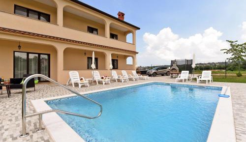 Apartment with Pool View 