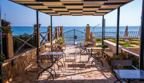 One-Bedroom Suite with Garden View and Sea View	