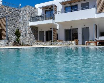 Deluxe Apartment with Pool View 