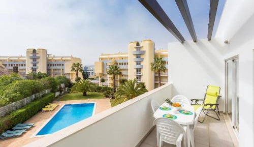 Apartment with Pool View 