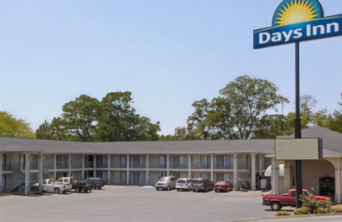 Evergreen Hotel | Econo Lodge Inn & Suites