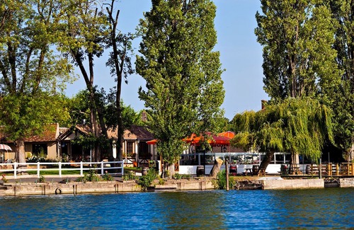 Saint-Pierre-la-Garenne Hotel | Les Canisses