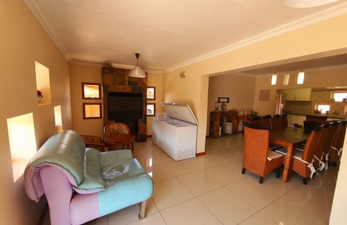 Mahikeng Hotel | 2 People Room in One of The Select Guesthouses in Mahikeng