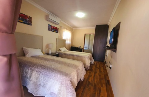 Mahikeng Hotel | Tenacity Mafikeng Guesthouse - 7