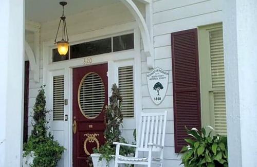 Bainbridge Hotel | The Commodore Bed and Breakfast
