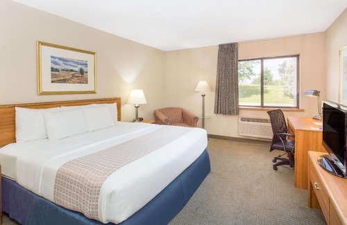 Quad Cities Hotel | Baymont by Wyndham Davenport