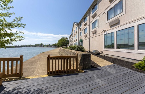 Huron Hotel | Comfort Inn River's Edge
