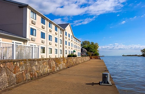 Huron Hotel | Comfort Inn River's Edge