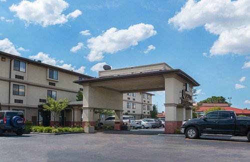 Romulus Hotel | Quality Inn & Suites Detroit Metro Airport
