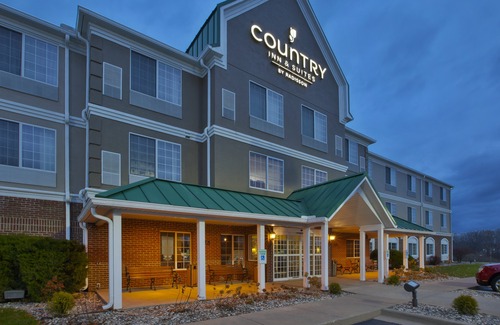 Big Rapids Hotel | Country Inn & Suites by Radisson, Big Rapids, MI