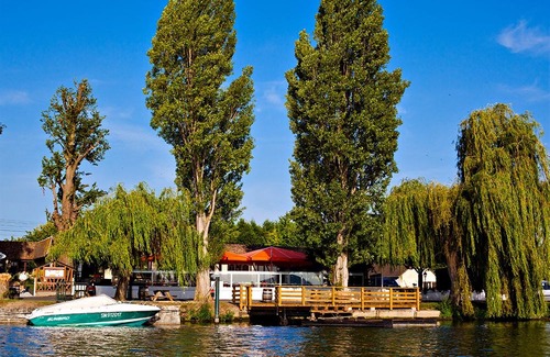 Saint-Pierre-la-Garenne Hotel | Les Canisses