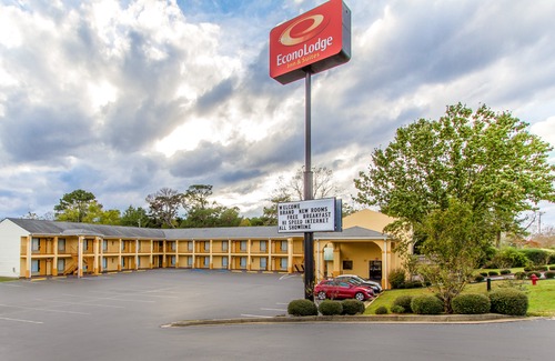 Evergreen Hotel | Econo Lodge Inn & Suites