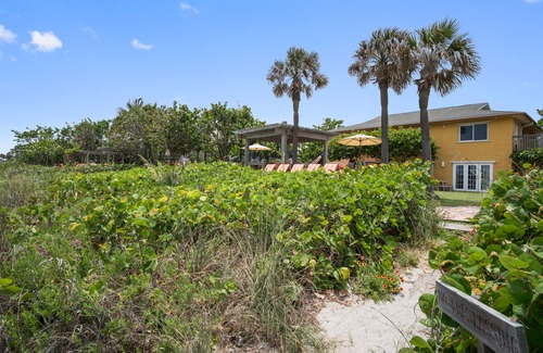 Cocoa Beach Hotel | Beach Place Guesthouses