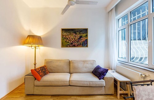 Cihangir Apartment | Vibrant Flat in Cihangir with Central Location