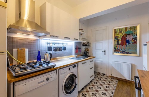 Cihangir Apartment | Vibrant Flat in Cihangir with Central Location