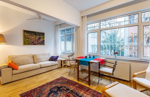 Cihangir Apartment | Vibrant Flat in Cihangir with Central Location