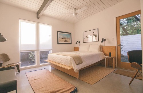 Sunmor House | Krisel's Glass Cabin—an Architecturally Designed Wonder featured at Modernism Wk