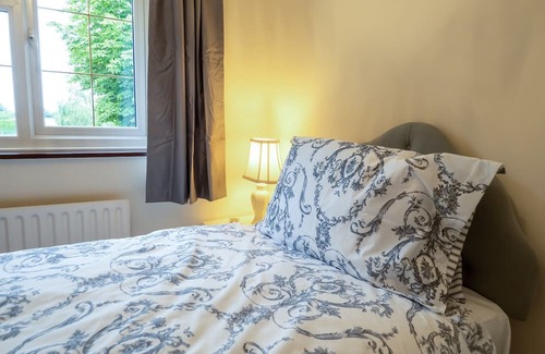 Alford Cottage | The stunning Oak Cottage is set in a beautiful location alongside the park’s fishing lakes.