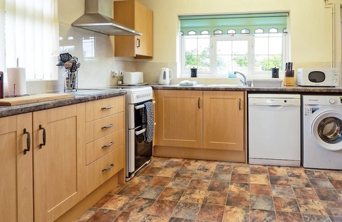 Alford Cottage | The stunning Oak Cottage is set in a beautiful location alongside the park’s fishing lakes.