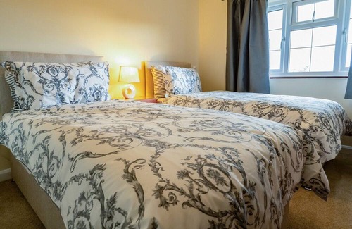 Alford Cottage | The stunning Oak Cottage is set in a beautiful location alongside the park’s fishing lakes.