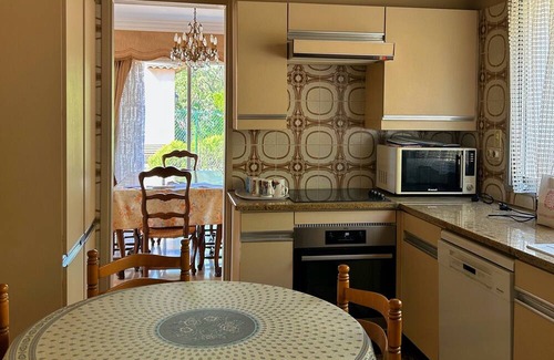 La Croix des Gardes House | Apartment with garden - sea view