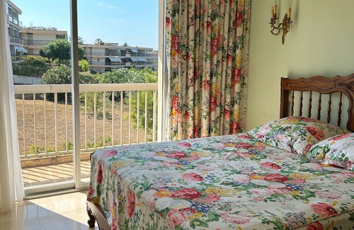 La Croix des Gardes House | Apartment with garden - sea view