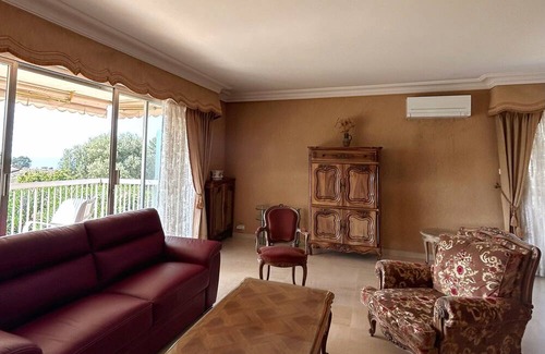 La Croix des Gardes House | Apartment with garden - sea view